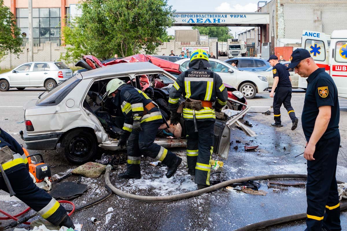 На место происшествия приехали спасатели На место происшествия приехали спасатели