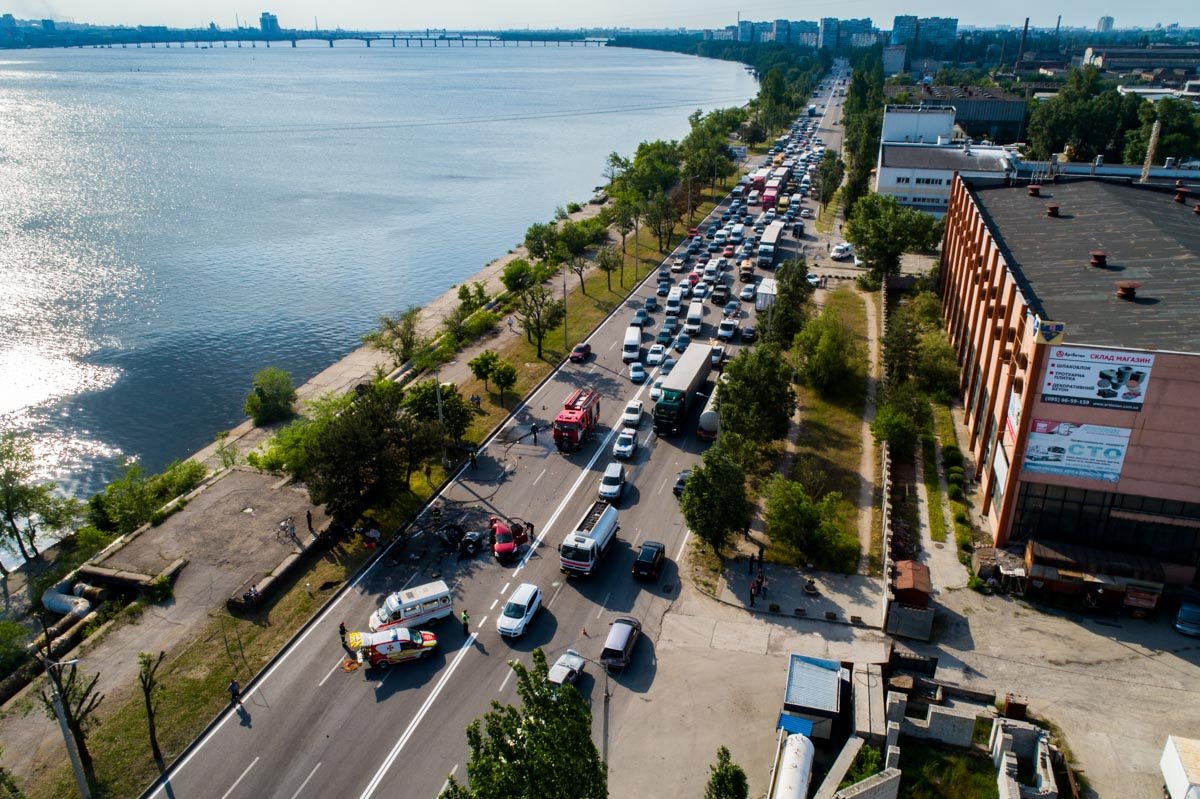 Образовалась огромная пробка Образовалась огромная пробка