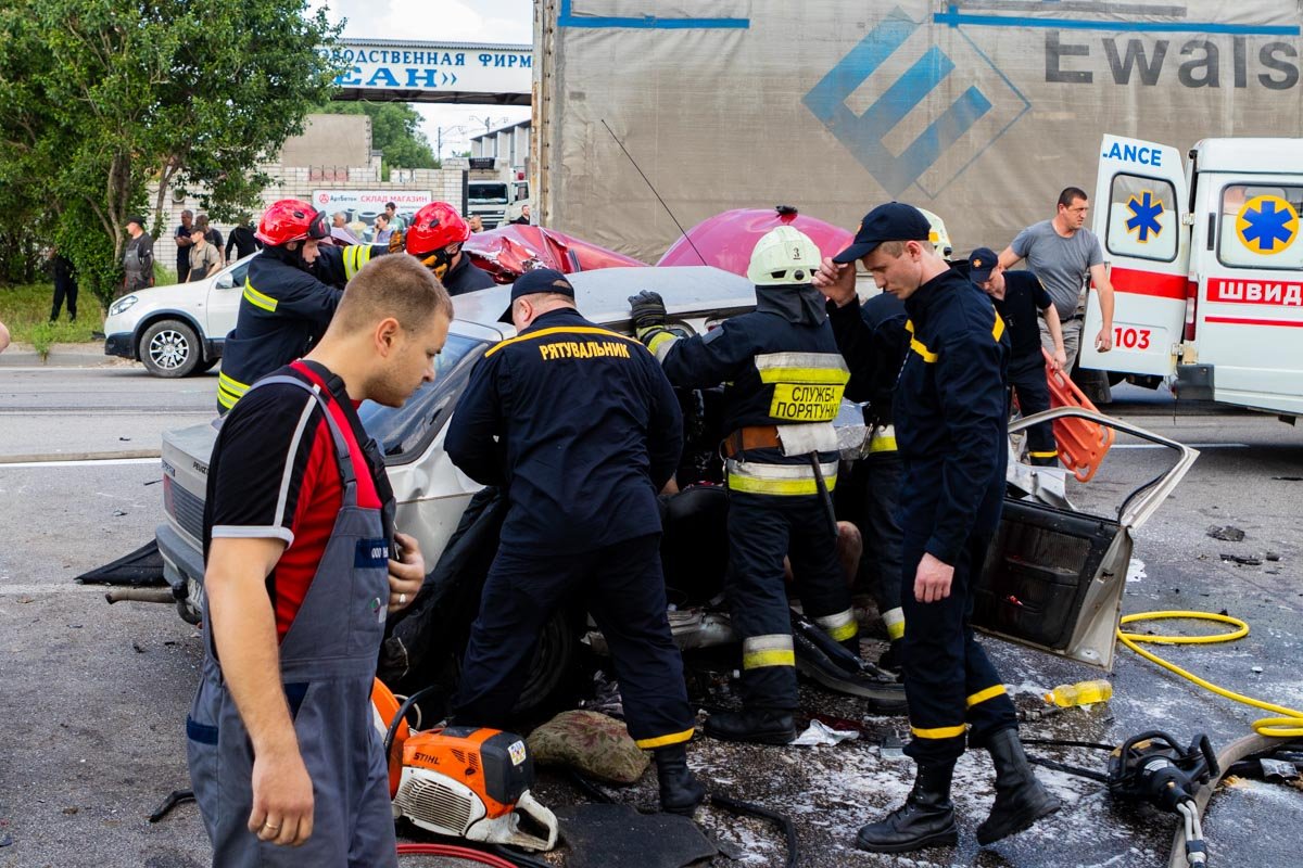 Спасатели доставали пострадавших и погибших из автомобилей с помощью специальной техники Спасатели доставали пострадавших и погибших из автомобилей с помощью специальной техники