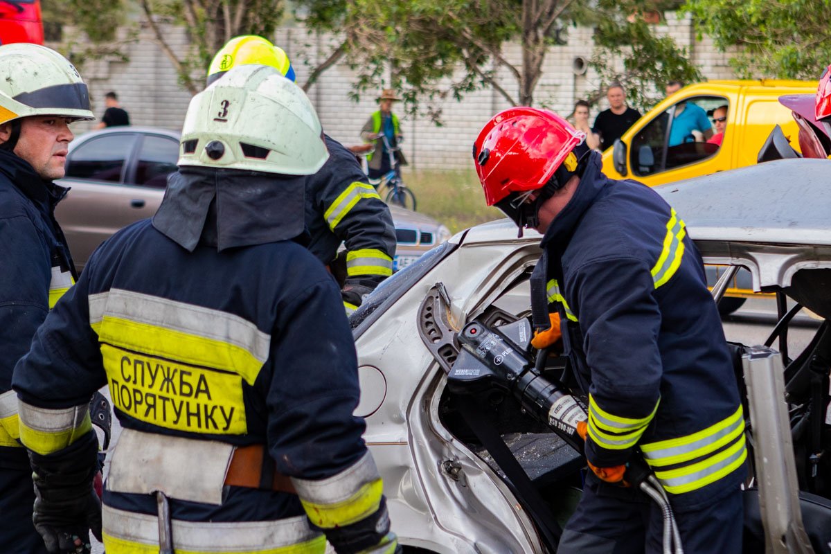 Машины превратились в груду металла Машины превратились в груду металла