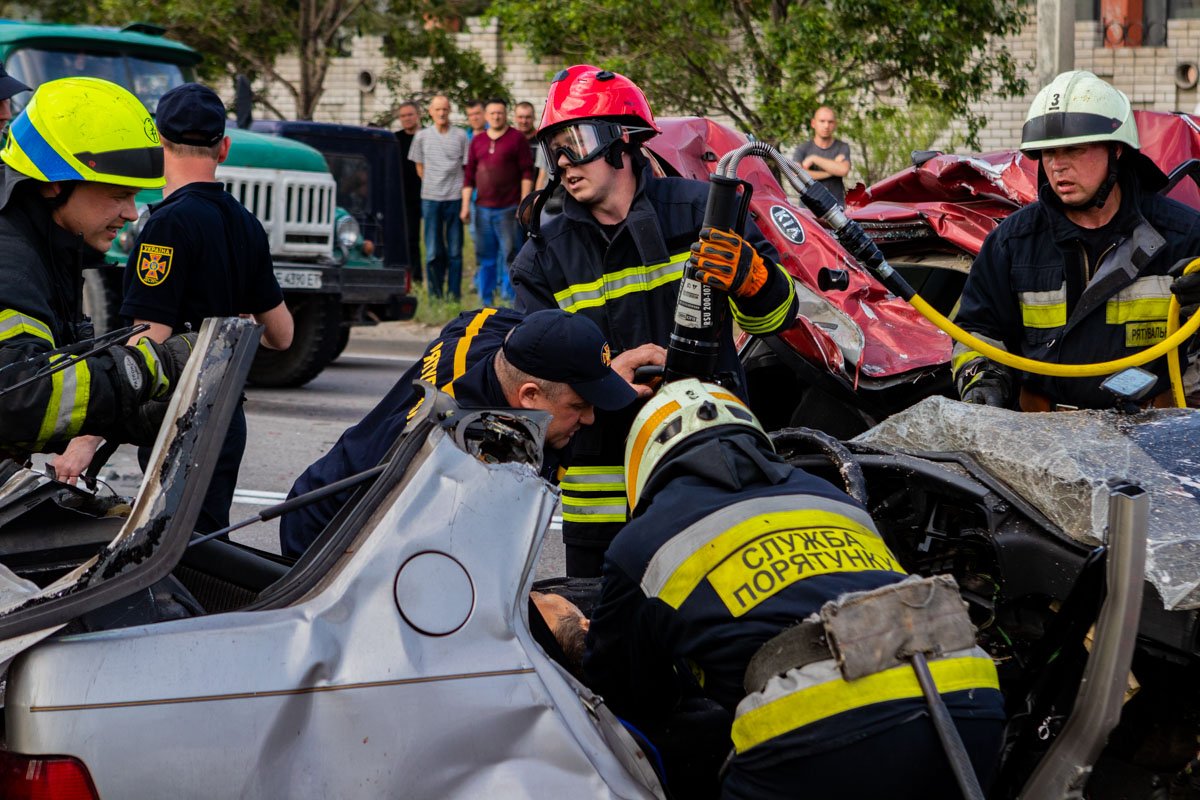 Чтобы достать погибших и пострадавшим, спасателям пришлось применять спецтехнику Чтобы достать погибших и пострадавшим, спасателям пришлось применять спецтехнику