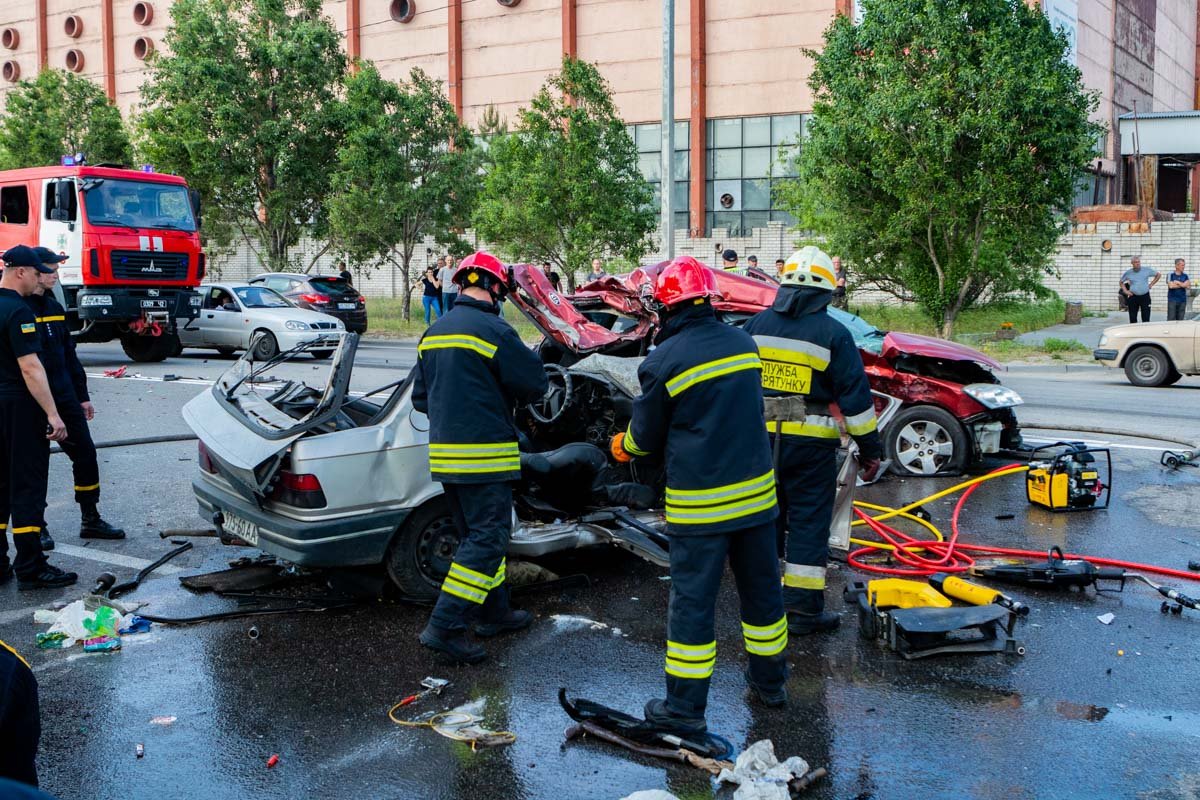 При столкновении погибли мужчина и женщина, их ребенок позже умер в больнице При столкновении погибли мужчина и женщина, их ребенок позже умер в больнице