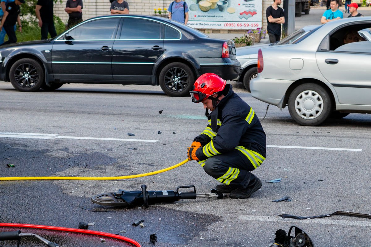 Спасатели залили автомобили пеной Спасатели залили автомобили пеной