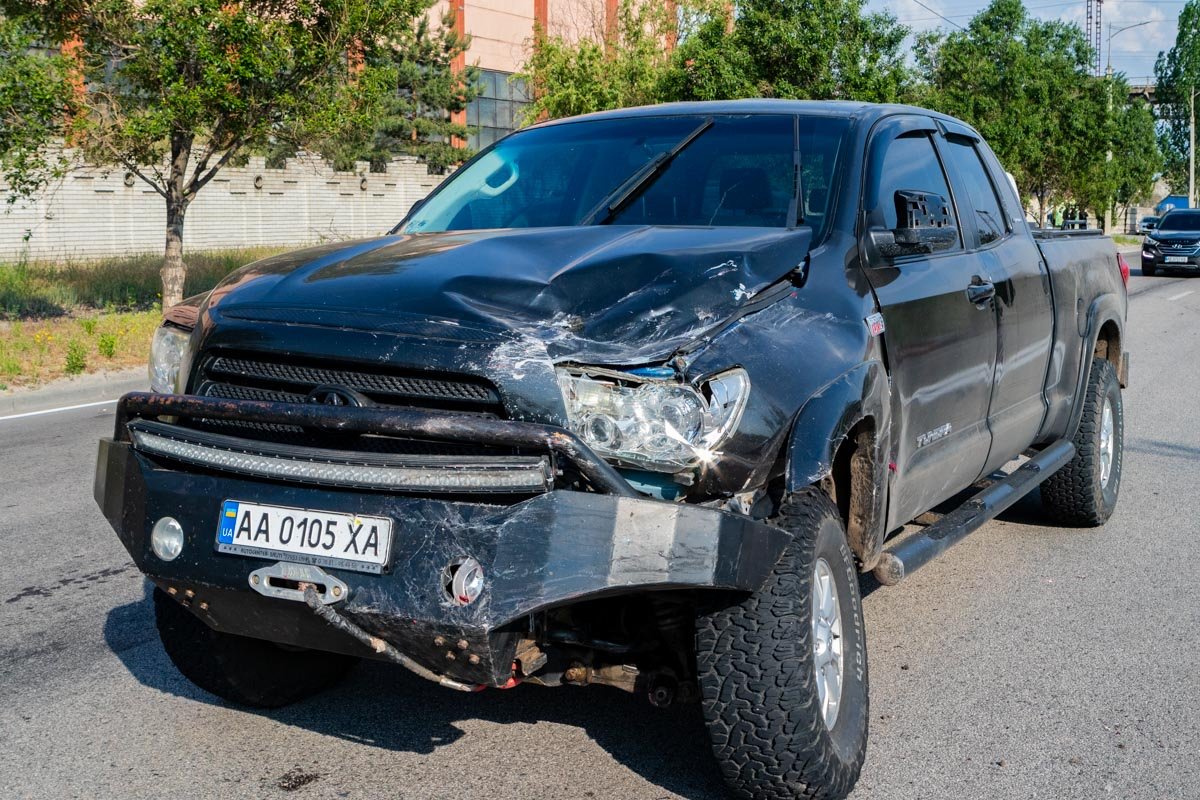 У водителя Toyota разбита губа, от госпитализации мужчина отказался У водителя Toyota разбита губа, от госпитализации мужчина отказался