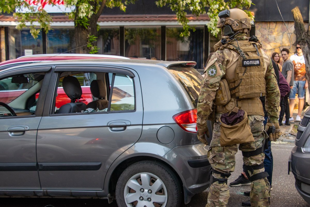 Разбили окна