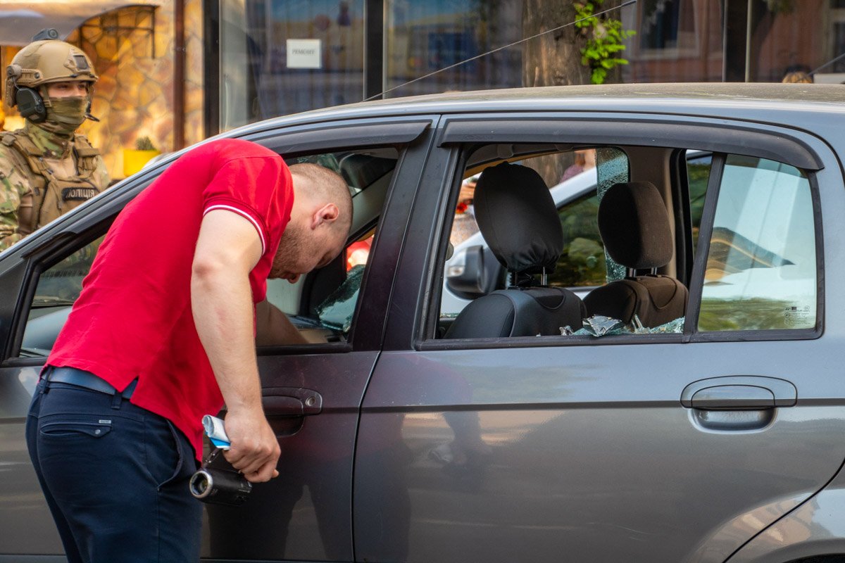 Осколки стекол остались на дороге