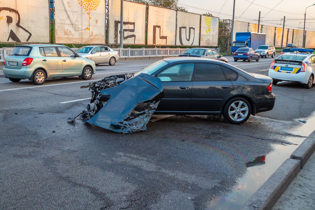 В Днепре на Набережной Заводской столкнулись Renault и Subaru