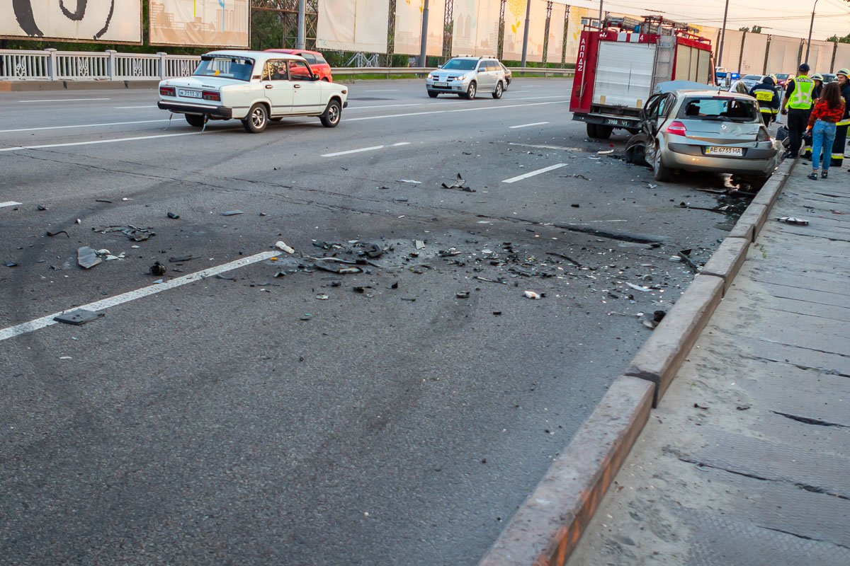 Мужчин из автомобилей вырезали спасатели 