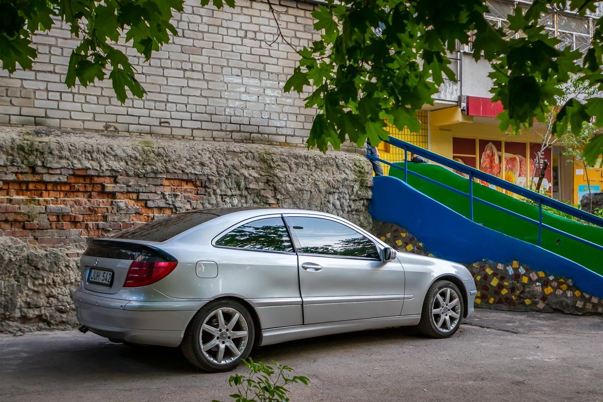  Неизвестный скрылся с оружием на автомобиле Mercedes с номерами на европейской регистрации