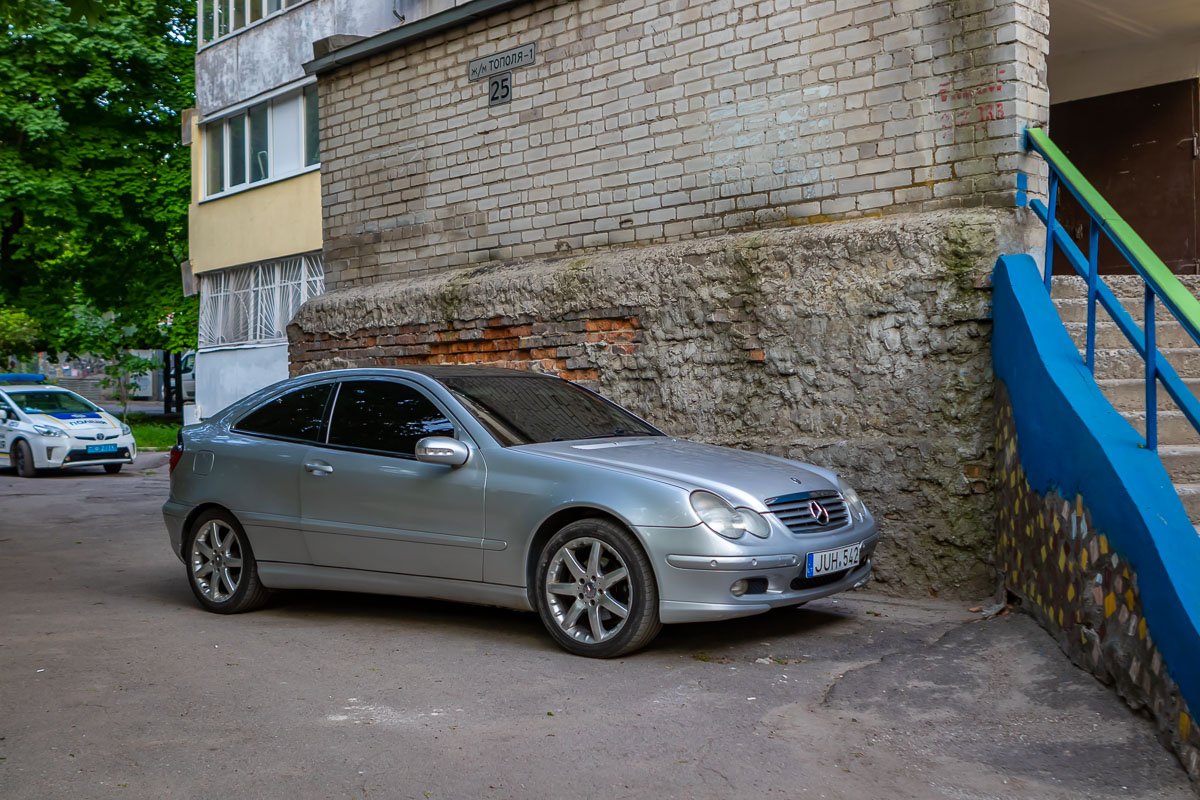 На Тополе-1, в районе 15-го дома преступник заехал во двор и выкинул оружие в мусорный бак, после чего припарковал свое авто в следующем дворе и скрылся