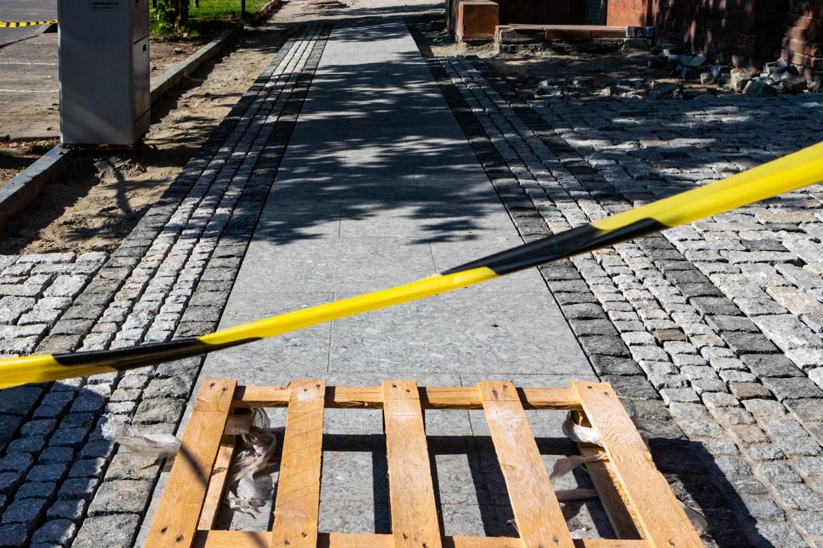 Обходить приходится по проезжей части