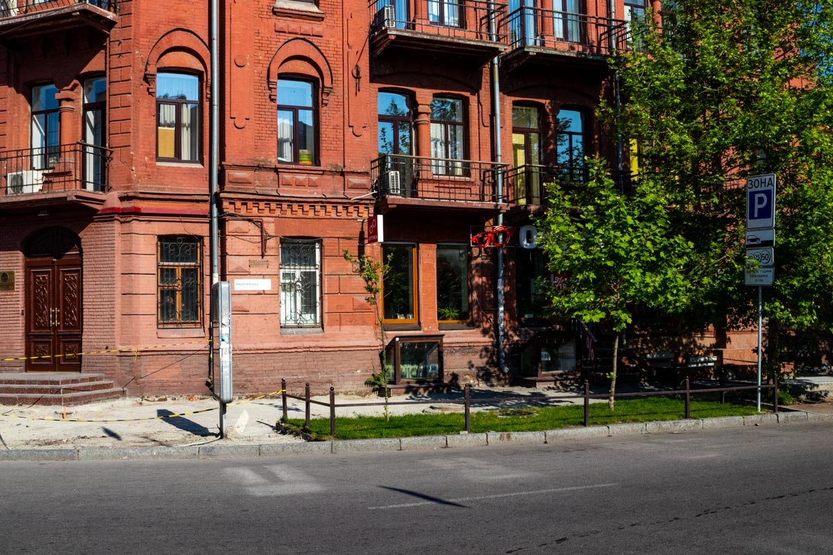 Место работ оградили лентами