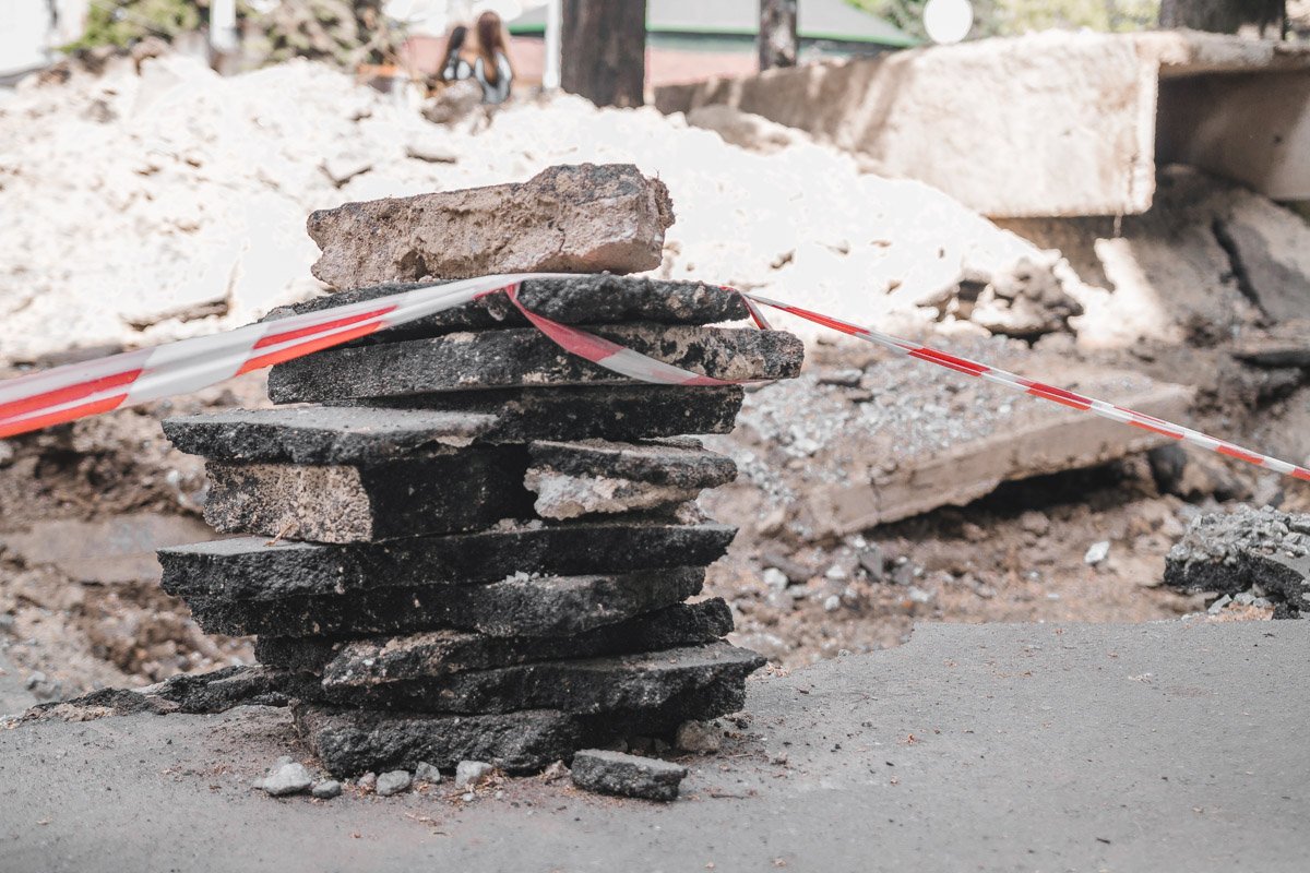 Работы заняли тротуар