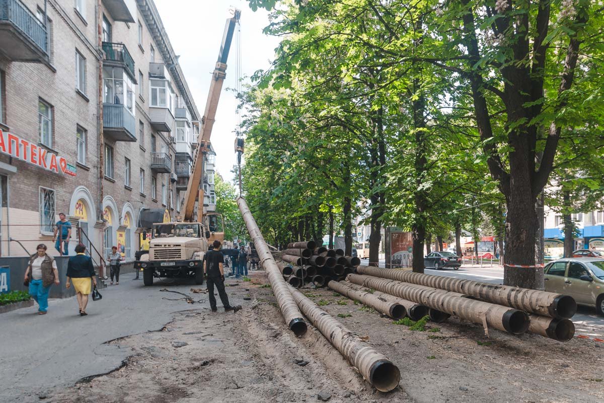 Место кое-как оградили лентами