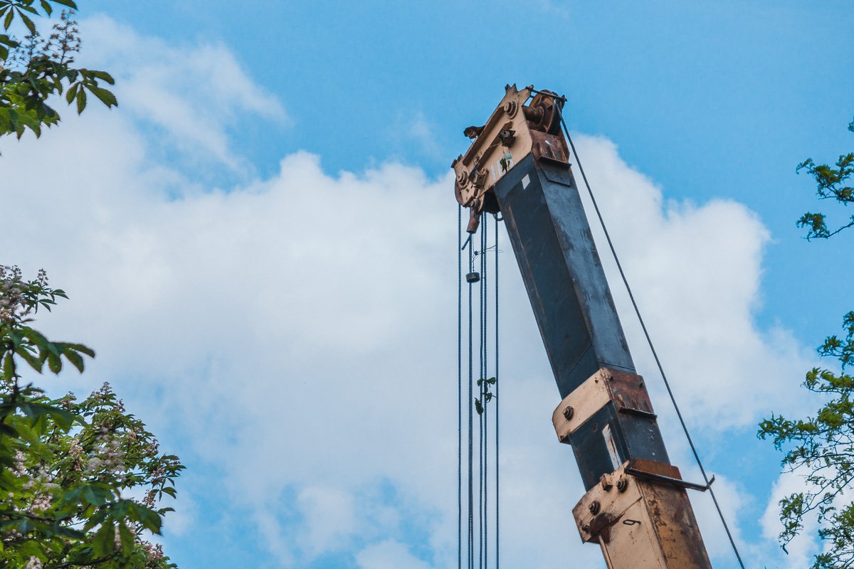 Кран напугал прохожих