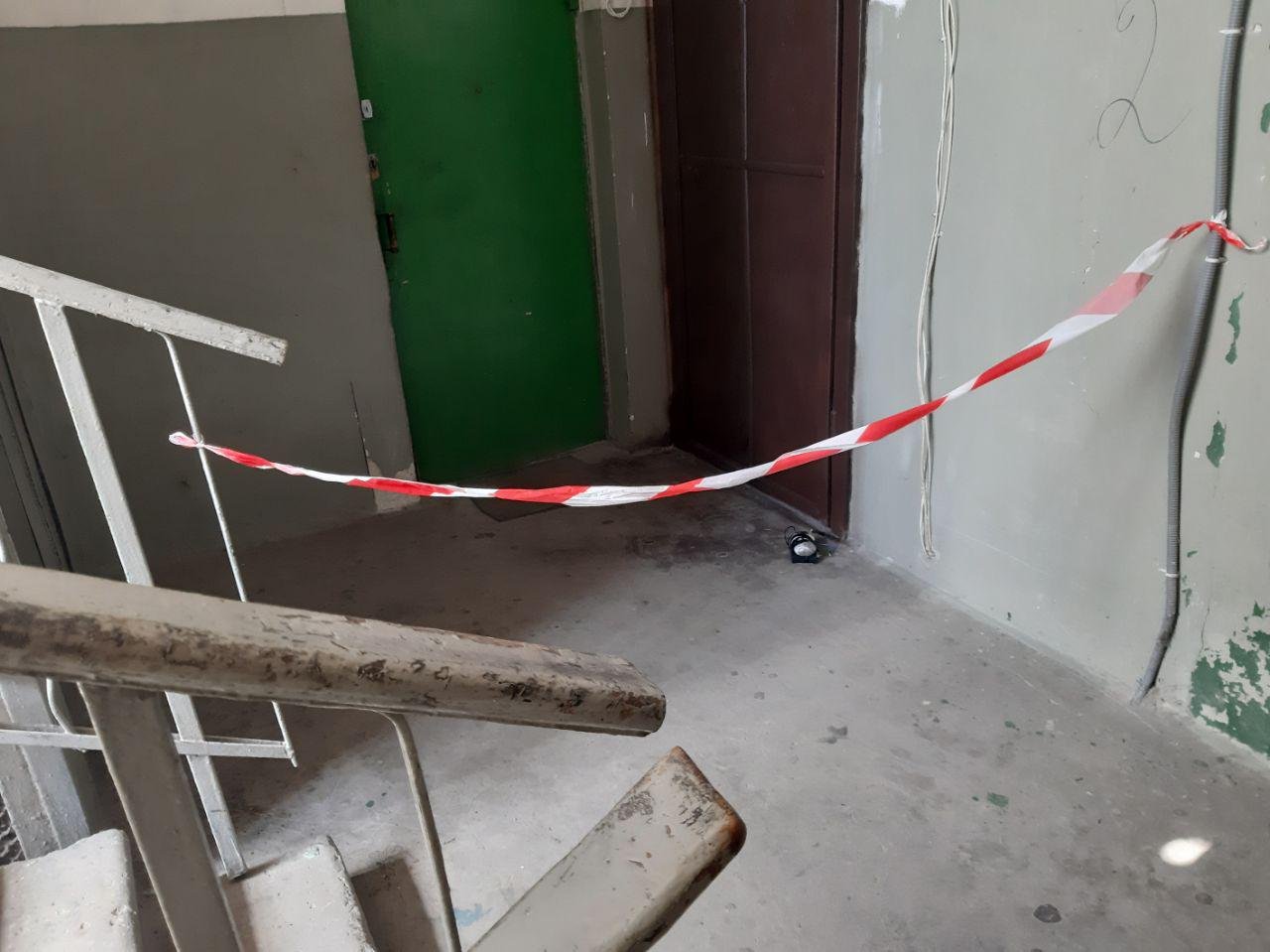 Правоохранители эвакуировали жителей подъезда и оградили подход к дому сигнальной лентой