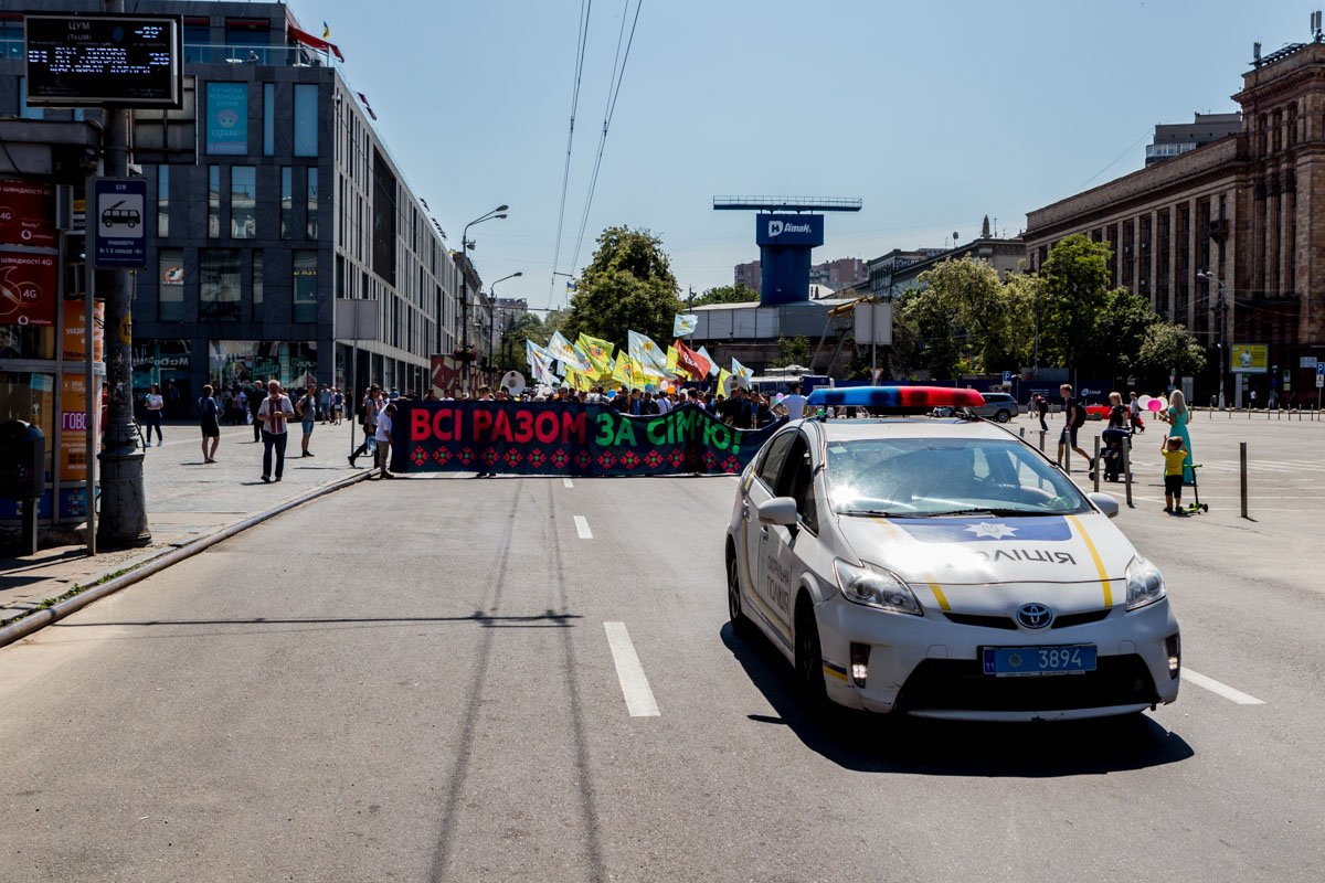 Колону людей сопровождали полиция и оркестр 