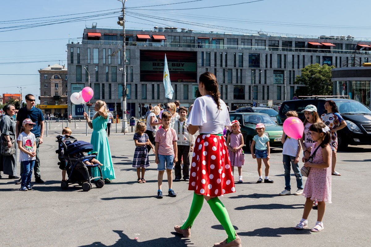 Детей развлекали аниматоры 