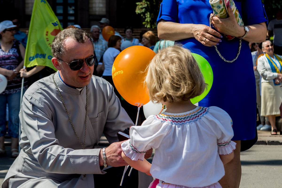 Деткам дарили шарики 