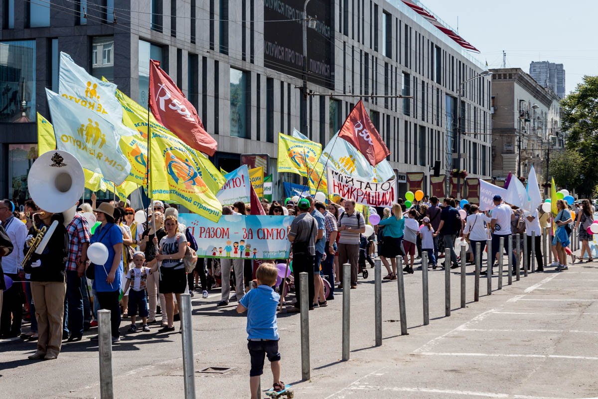 Колона прошла про проспекту Дмитрия Яворницкого 