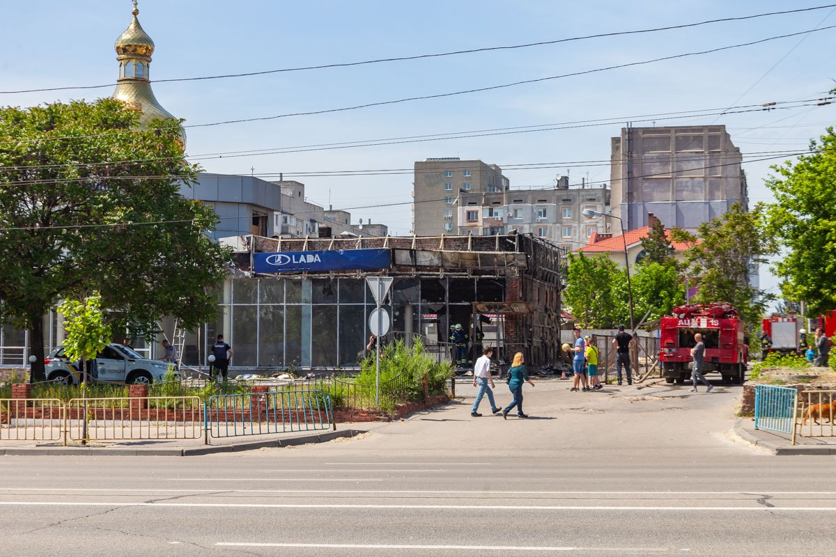 Загорелось здание автосалона Загорелось здание автосалона