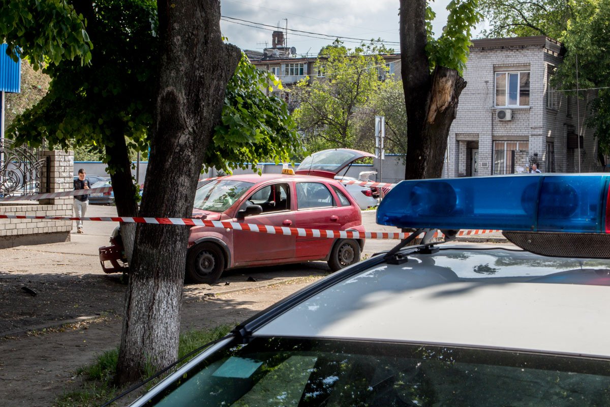 В Днепре на Героев Сталинграда такси влетело в дерево В Днепре на Героев Сталинграда такси влетело в дерево