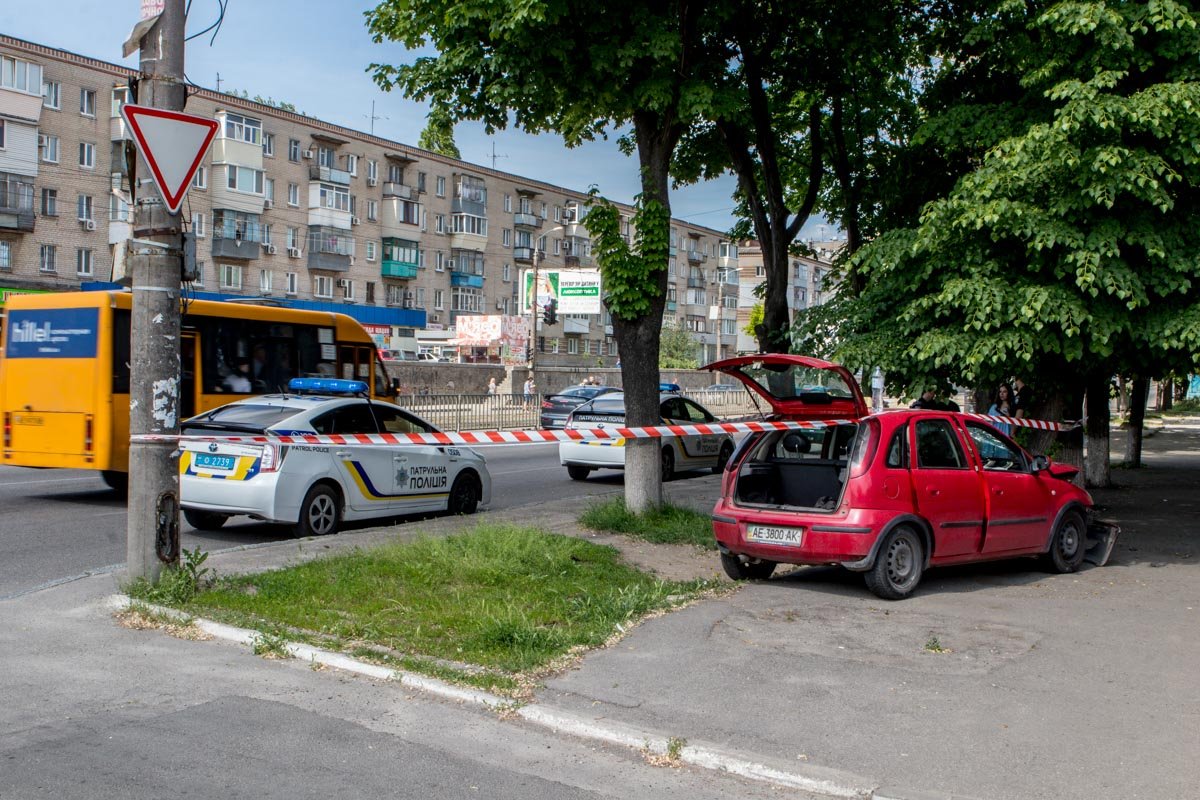 В результате происшествия пострадал водитель 1975 года рождения и пассажир такси В результате происшествия пострадал водитель 1975 года рождения и пассажир такси