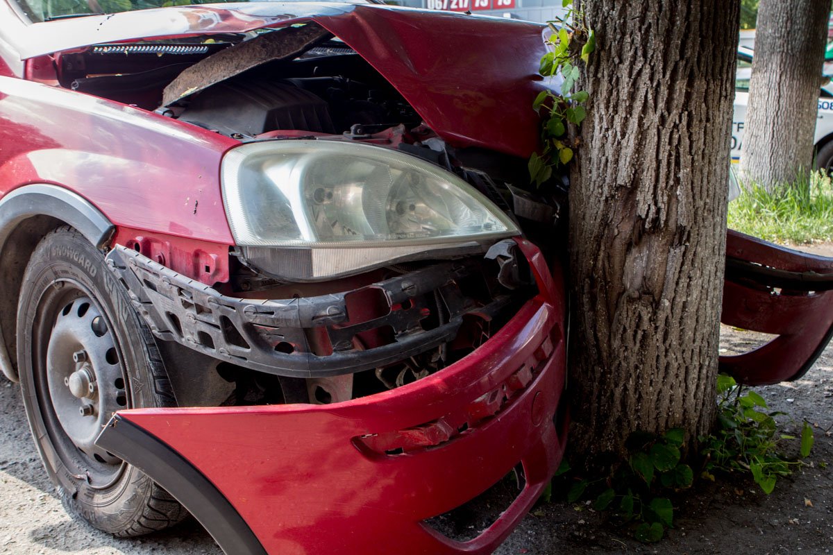 Он потерял управление и вылетел на обочину, где столкнулся с деревом Он потерял управление и вылетел на обочину, где столкнулся с деревом