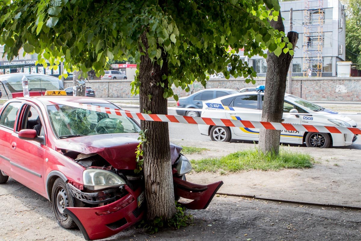 Водителя Opel зажало в машине между двумя сидениями Водителя Opel зажало в машине между двумя сидениями