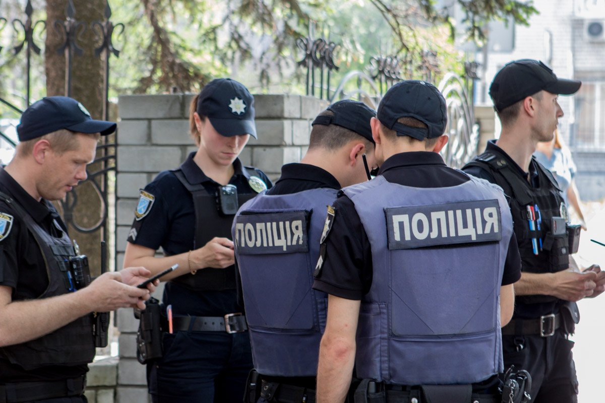 Благодаря слаженной и быстрой работе, полицейские совместно с врачами «скорой» помощи помогли постращавшему выбраться из автомобиля Благодаря слаженной и быстрой работе, полицейские совместно с врачами «скорой» помощи помогли постращавшему выбраться из автомобиля