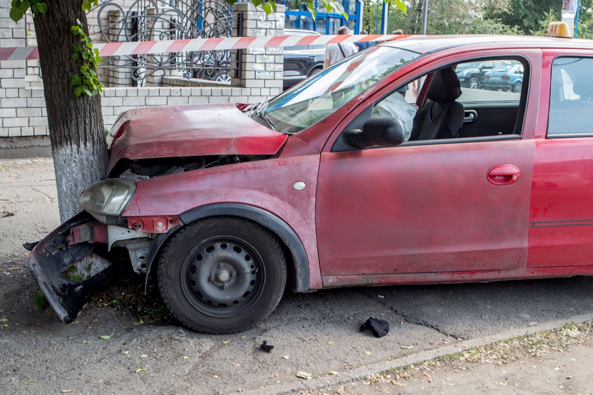 Пострадавших мужчину и женщину госпитализировали в 16-ю больницу В Днепре такси с женщиной в салоне влетело в дерево: водителю стало плохо за рулем 9