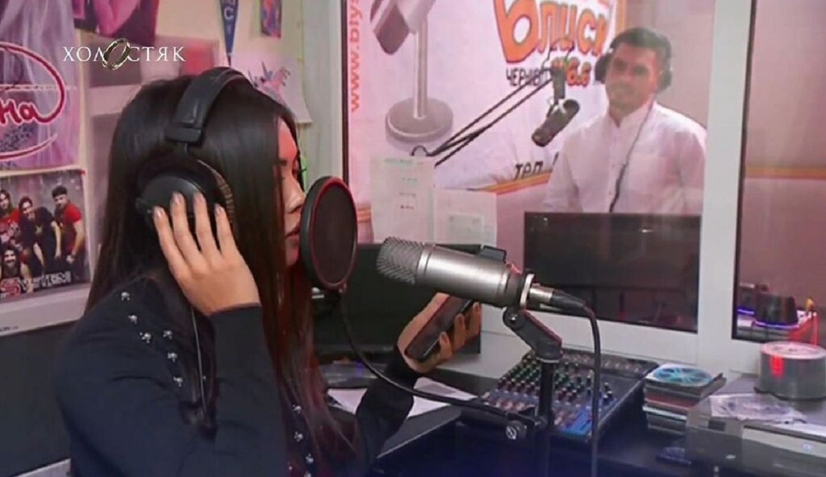 Перед знакомством холостяк привел ее на радио, где давно работал Перед знакомством холостяк привел ее на радио, где давно работал