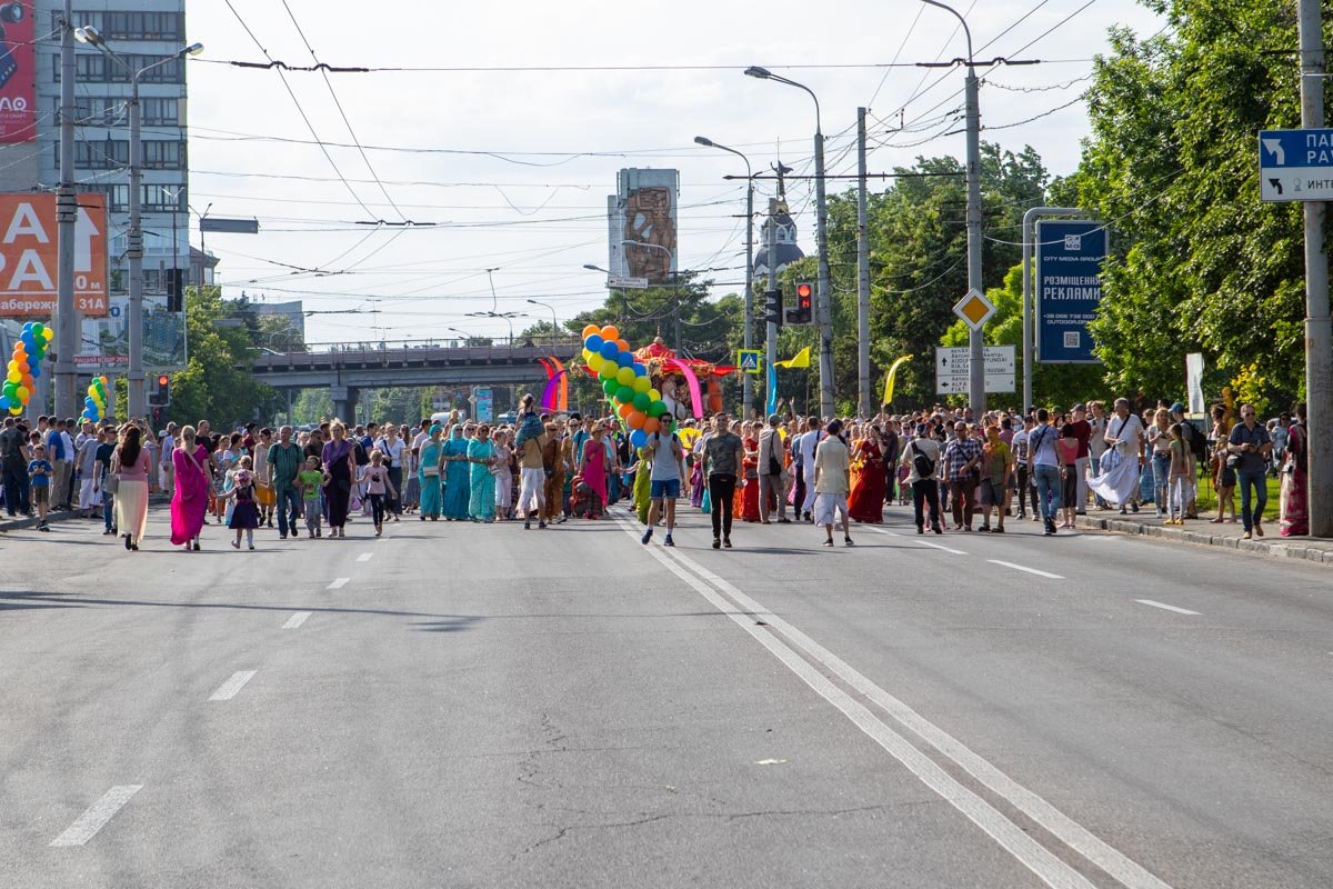 Колонна прошла в Фестивальному причалу Колонна прошла в Фестивальному причалу