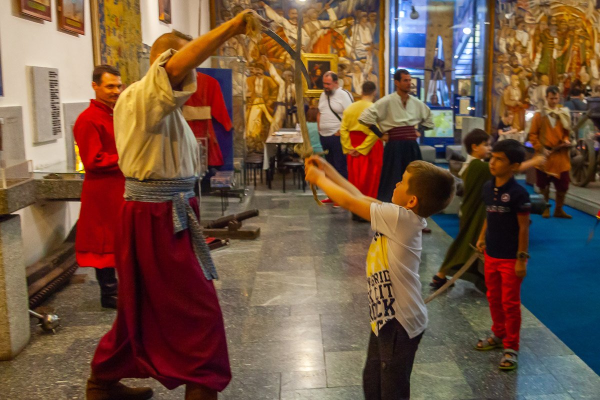 Можно было потрогать саблю Можно было потрогать саблю