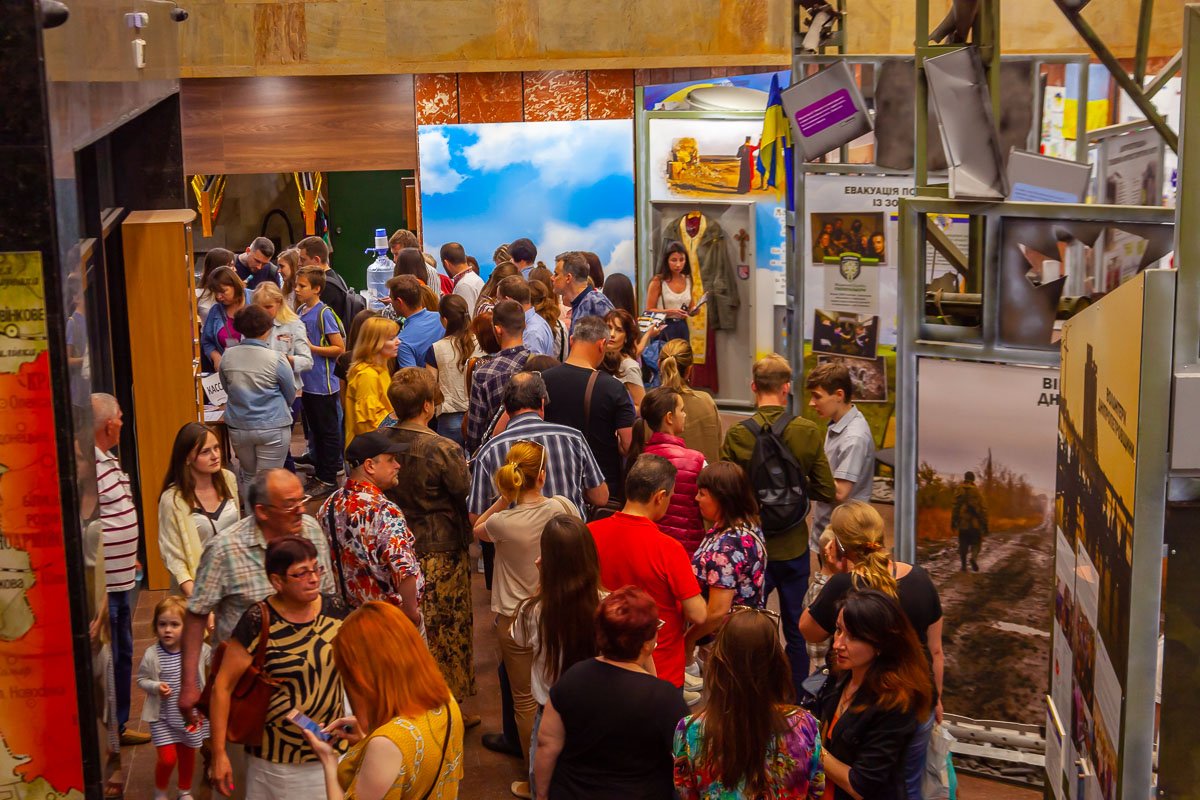 Музей был полон людей Музей был полон людей