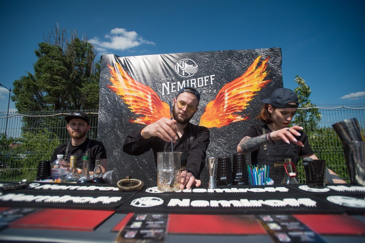 Бармены могли поднять настроение каждому