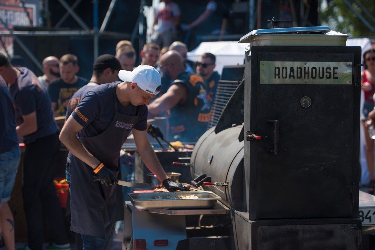 После бармена можно было закусить