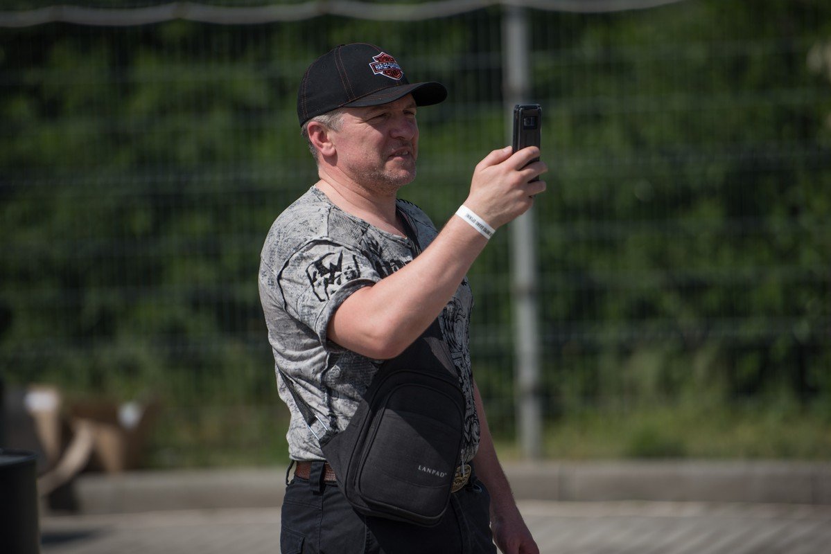 Фирменная атрибутика была везде