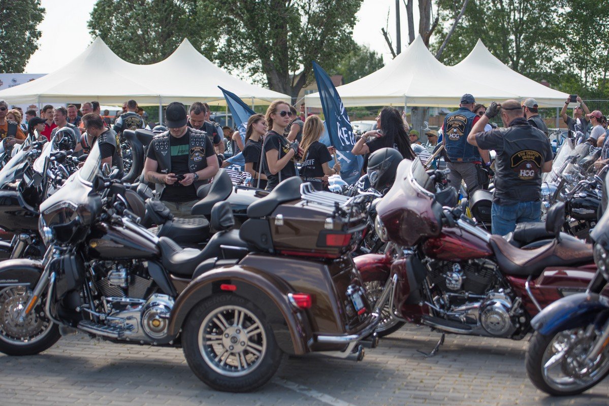 Попробуй не пропустить их на трассе