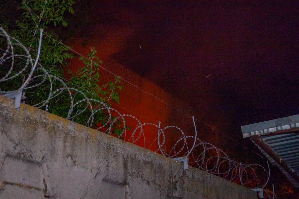 Предварительно, загорелся мусор