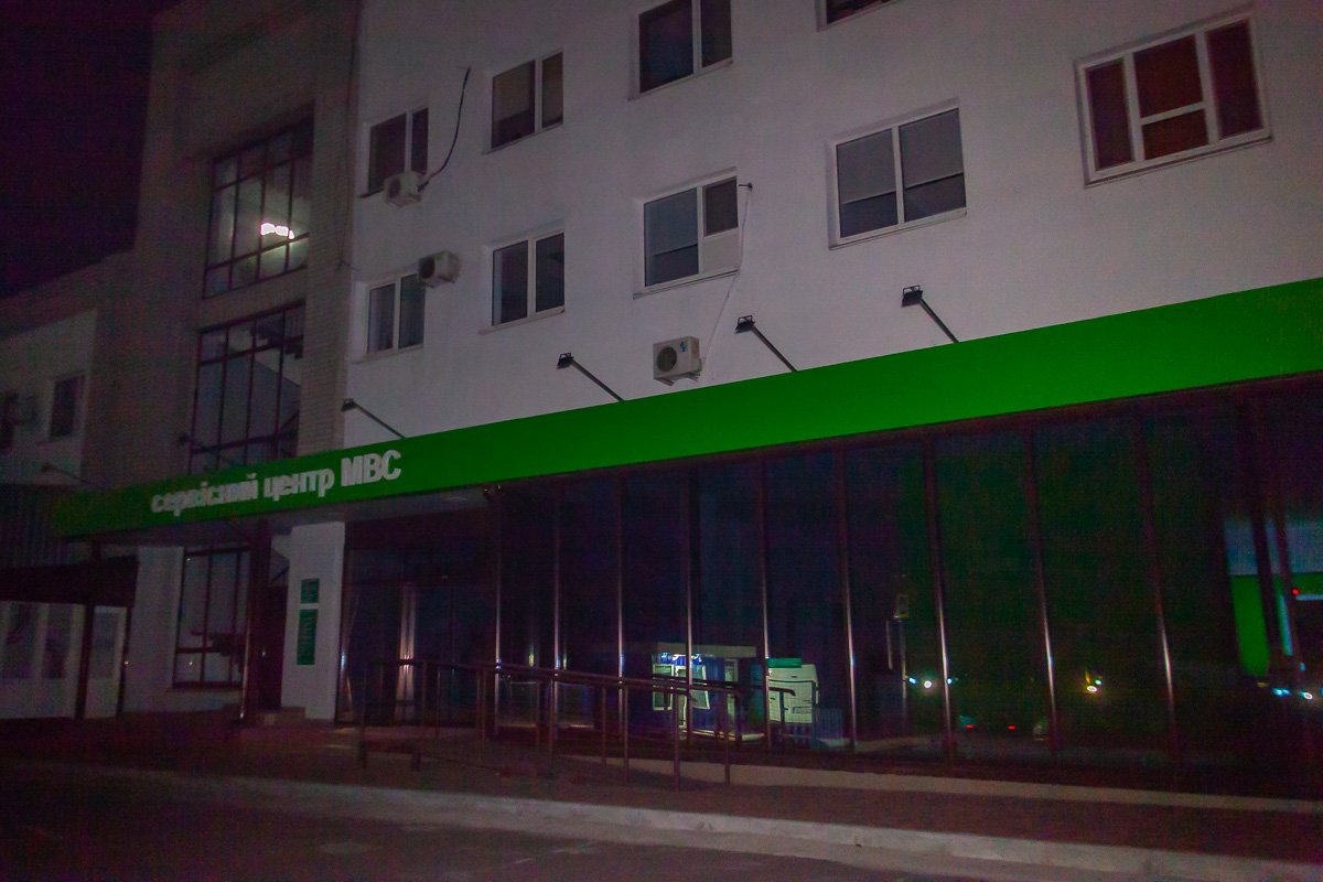 Возле Сервисного центра МВД