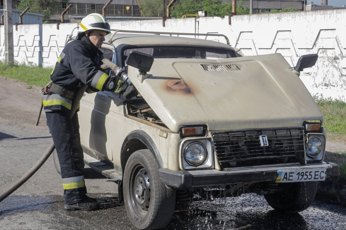 Автомобиль стоял припаркованный возле забора