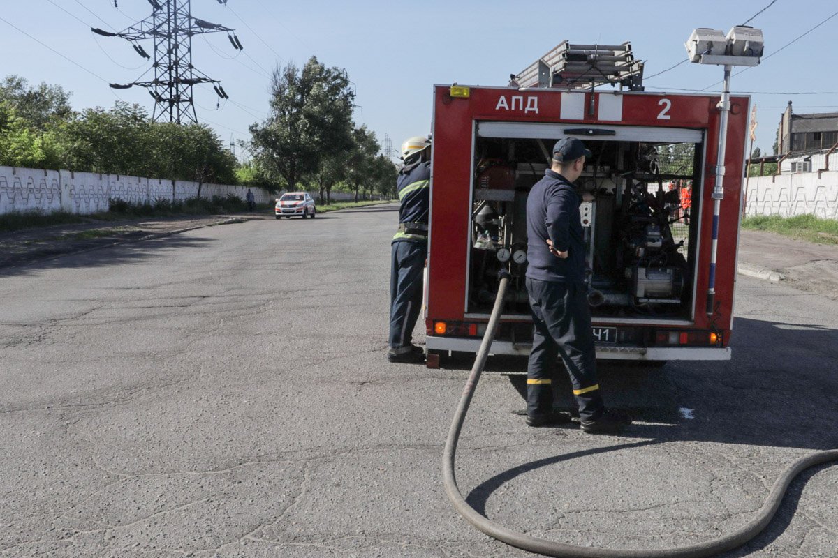 Спасатели успели потушить пламя до того, как оно перекинулось на автомобиль