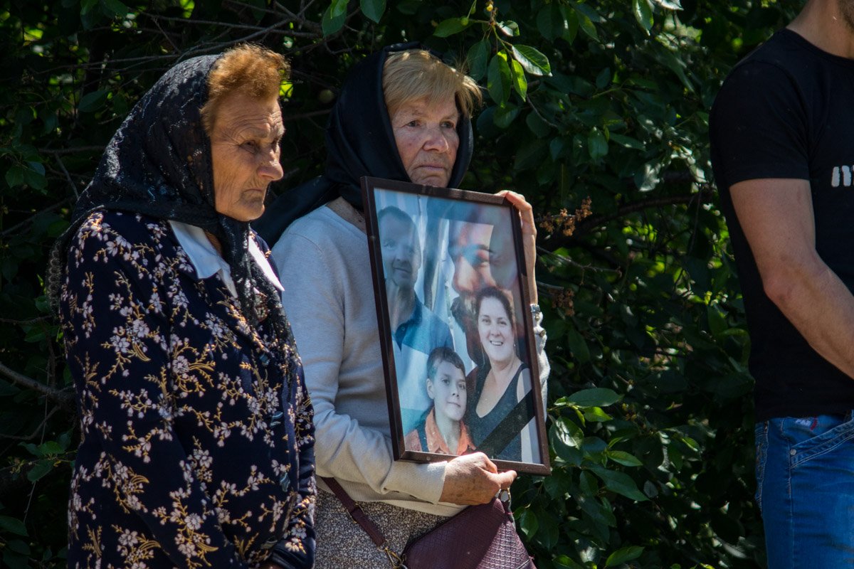 Казалось, стоит произнеси имена погибших громче, как весь ужас повторится снова Казалось, стоит произнеси имена погибших громче, как весь ужас повторится снова