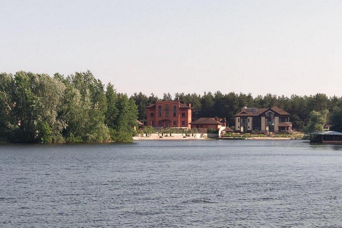 Только вы, еще несколько пассажиров, капитан и просторы реки Днепр Только вы, еще несколько пассажиров, капитан и просторы реки Днепр