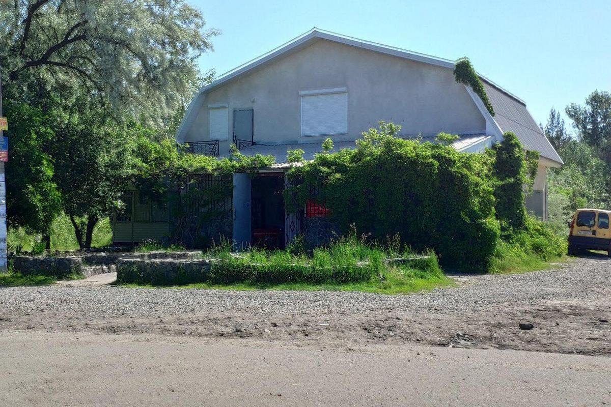 На пристани в Обуховке есть магазинчик, где можно найти товары первой необходимости На пристани в Обуховке есть магазинчик, где можно найти товары первой необходимости