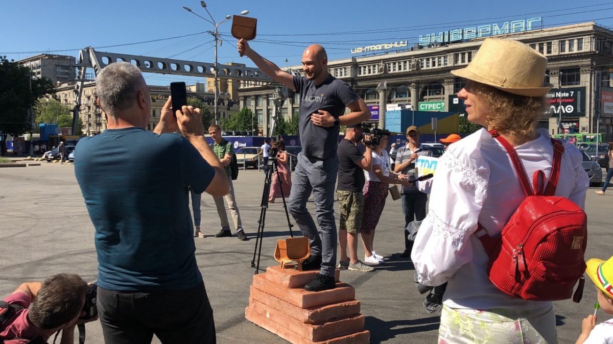 На площади Героев Майдана активисты открыли памятник "совку" в форме совков для мусора