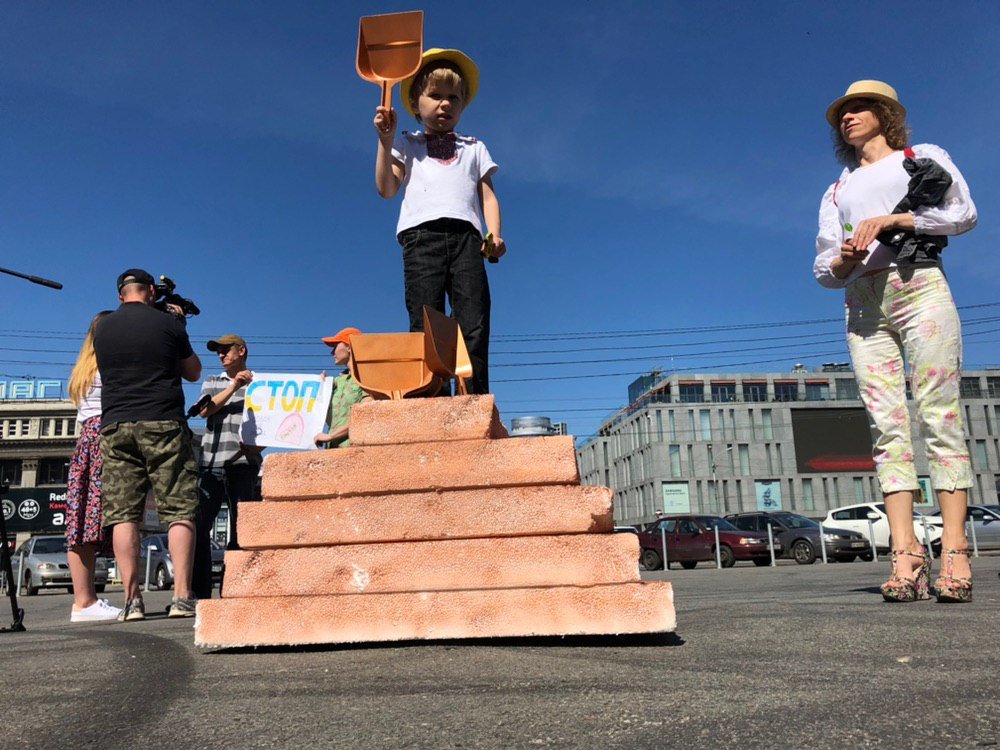 Также они не согласны со сносом волонтерской палатки для сбора помощи украинским воинам в Харькове