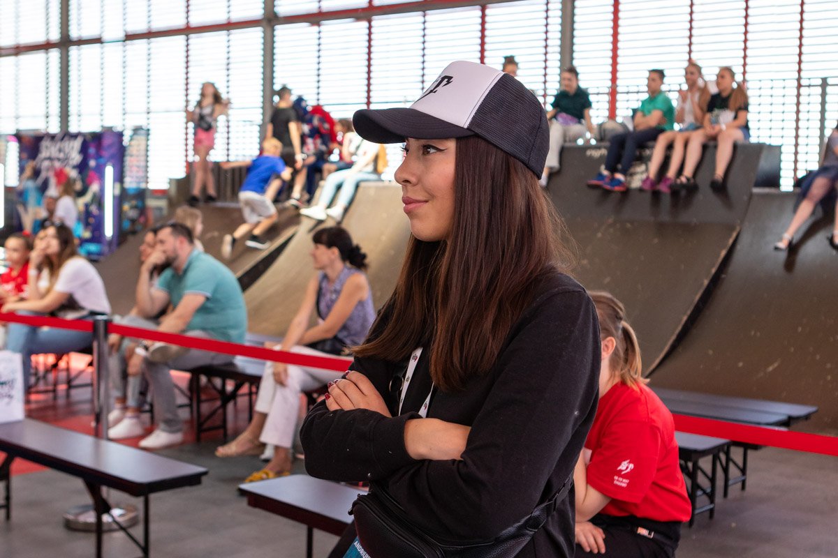 Зрители наблюдали за танцорами с восхищением 