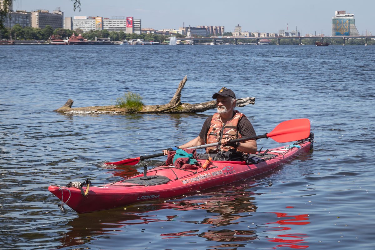 На маленьком красном каяке ему предстоит пройти вплавь тысячи километров до самой Испании На маленьком красном каяке ему предстоит пройти вплавь тысячи километров до самой Испании